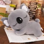 koala peluche endormie avec des cils longs