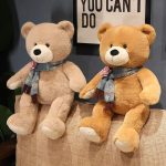 ours en peluche avec écharpe