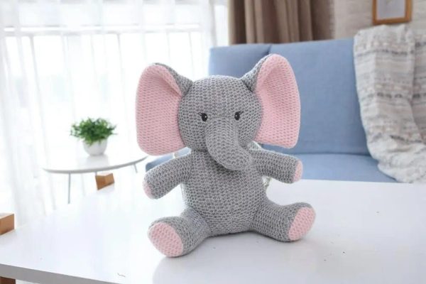 peluche crochet éléphant gris et rose