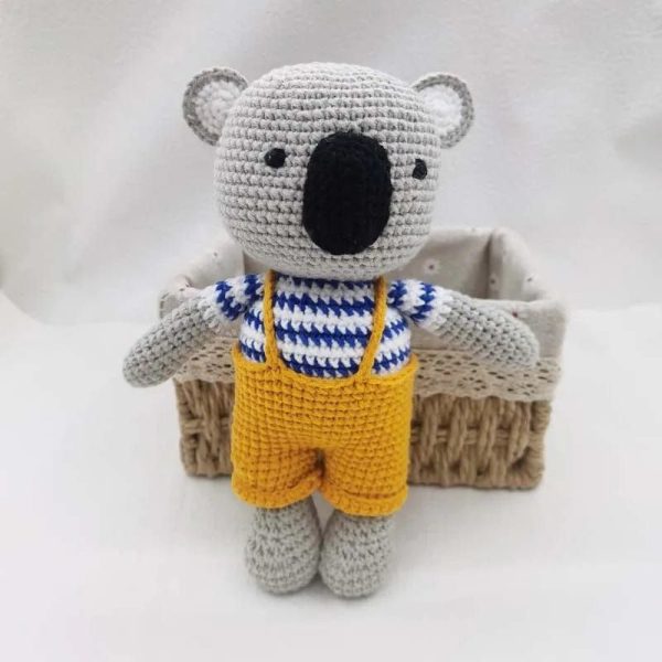 peluche crochet koala en saloppette