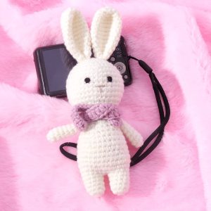 peluche crochet lapin avec écharpe rouge