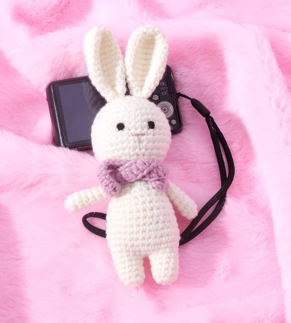 peluche crochet lapin avec écharpe rouge