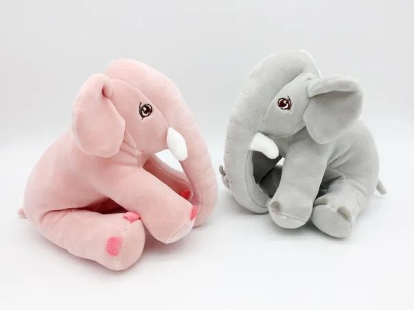 peluche éléphant assis et content