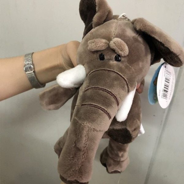 peluche éléphant aux longues défenses