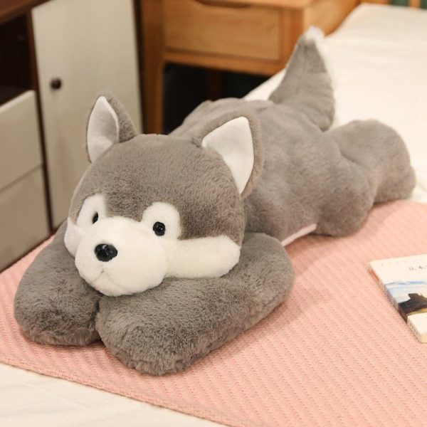 peluche loup mignon et allongé