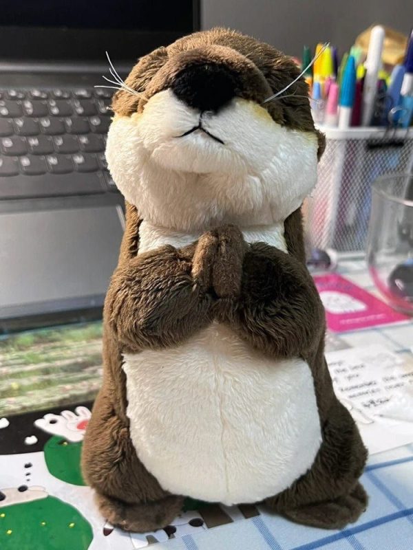 peluche loutre mignonne aux yeux fermés
