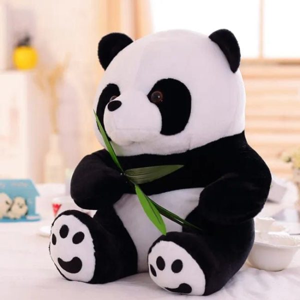 peluche panda qui mange du bambou