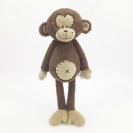 peluche singe curieuse et attachante
