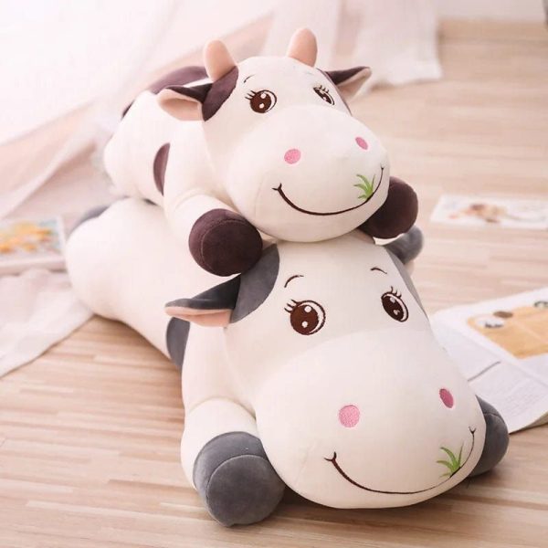 peluche vache colorée qui broute de l'herbe