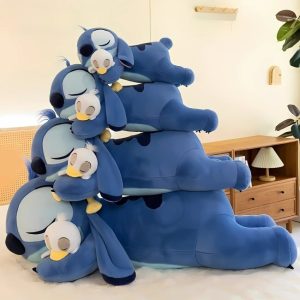 peluche stitch douce allongée avec canard câlin
